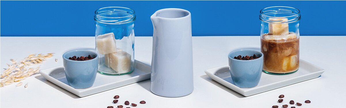 Eiskaffee mit nilk eiswürfeln