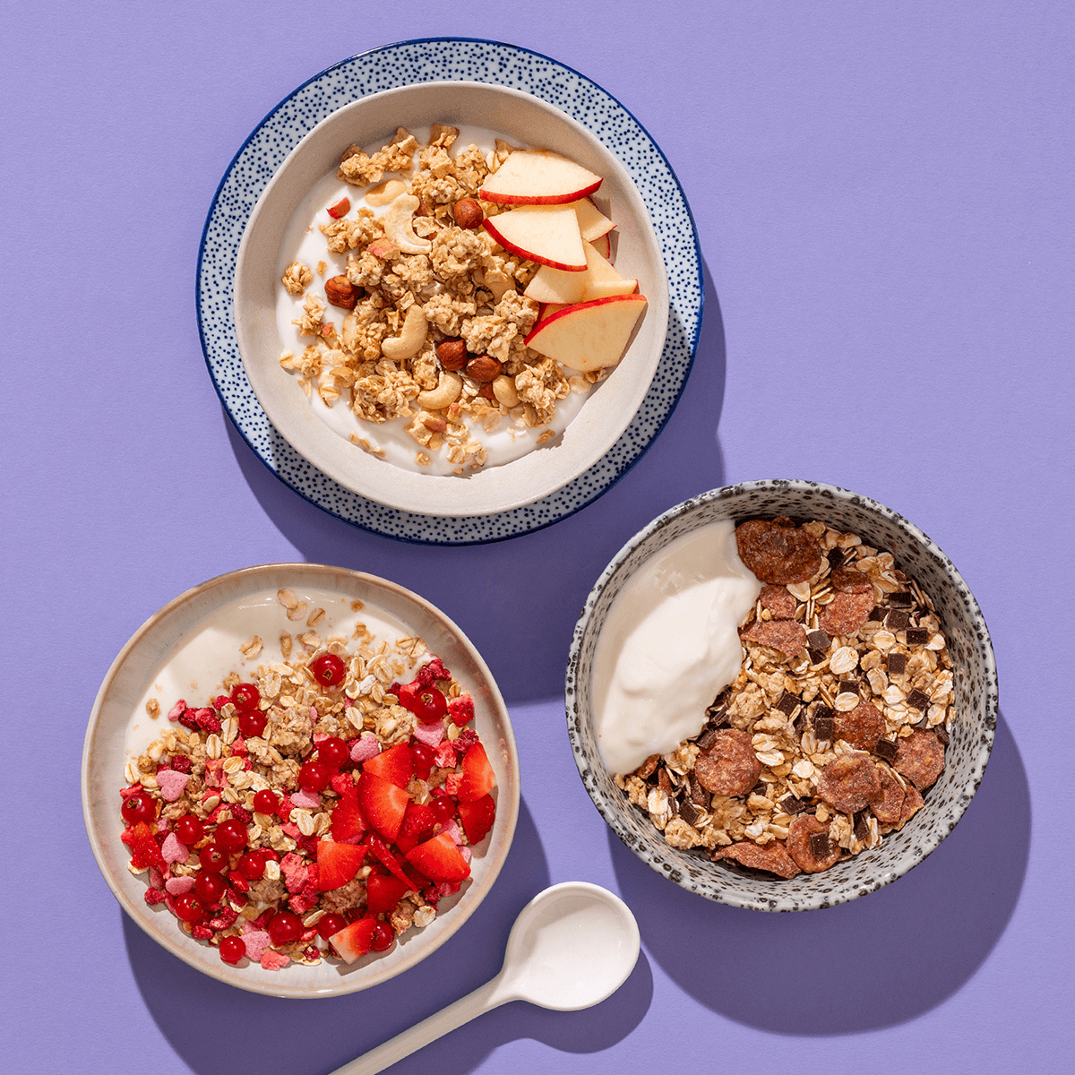 mymuesli Bio Low Sugar Berry Crunch, Low Sugar Choco Crunch und Low Sugar Roasted Nuts Crunch Müsli in 3 Schalen mit Joghurt