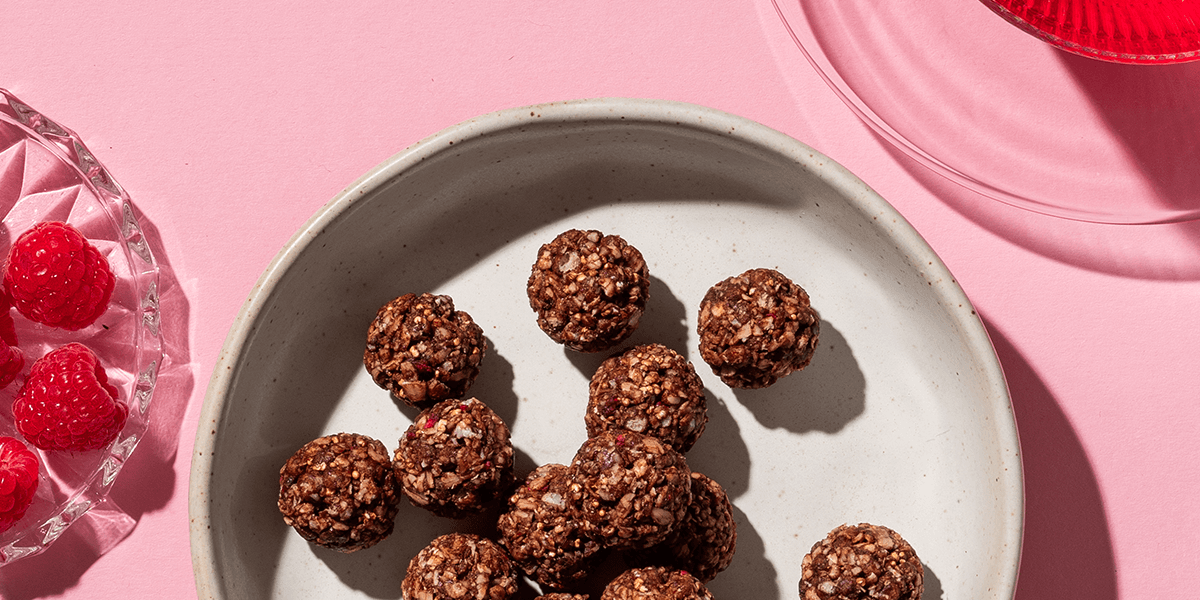 mymuesli Bio Crunchy Bites Raspberry Dark Choc Kugeln in der Schüssel