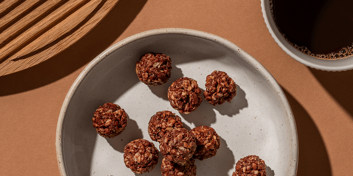 mymuesli Bio Crunchy Bites Super Choc Kugeln auf dem Teller