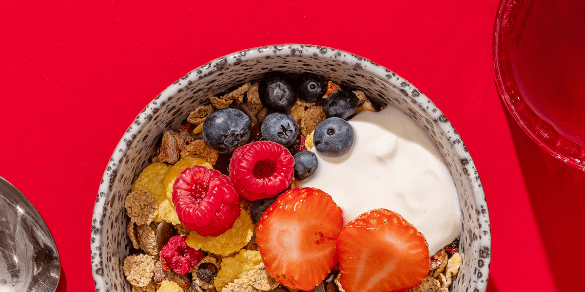 mymuesli Bio Glutenfree Berry Müsli zum Frühstück mit frischen Beeren und Joghurt