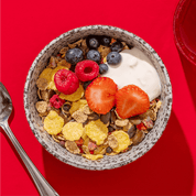 mymuesli Bio Glutenfreies Berry Müsli in Schale mit frischen Beeren und Joghurt