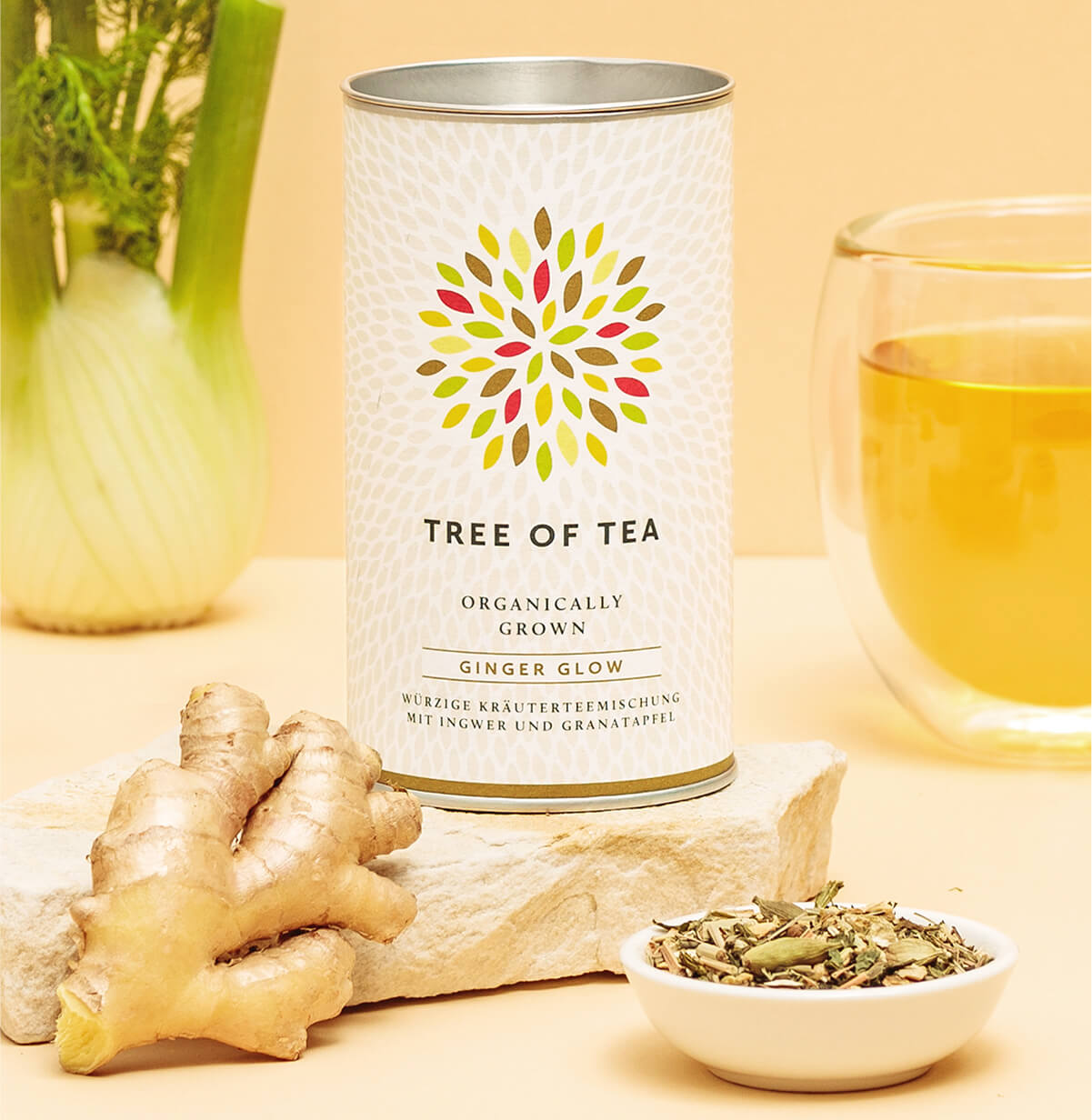 Tree of Tea Ginger Glow Kräutertee mit Ingwer daneben