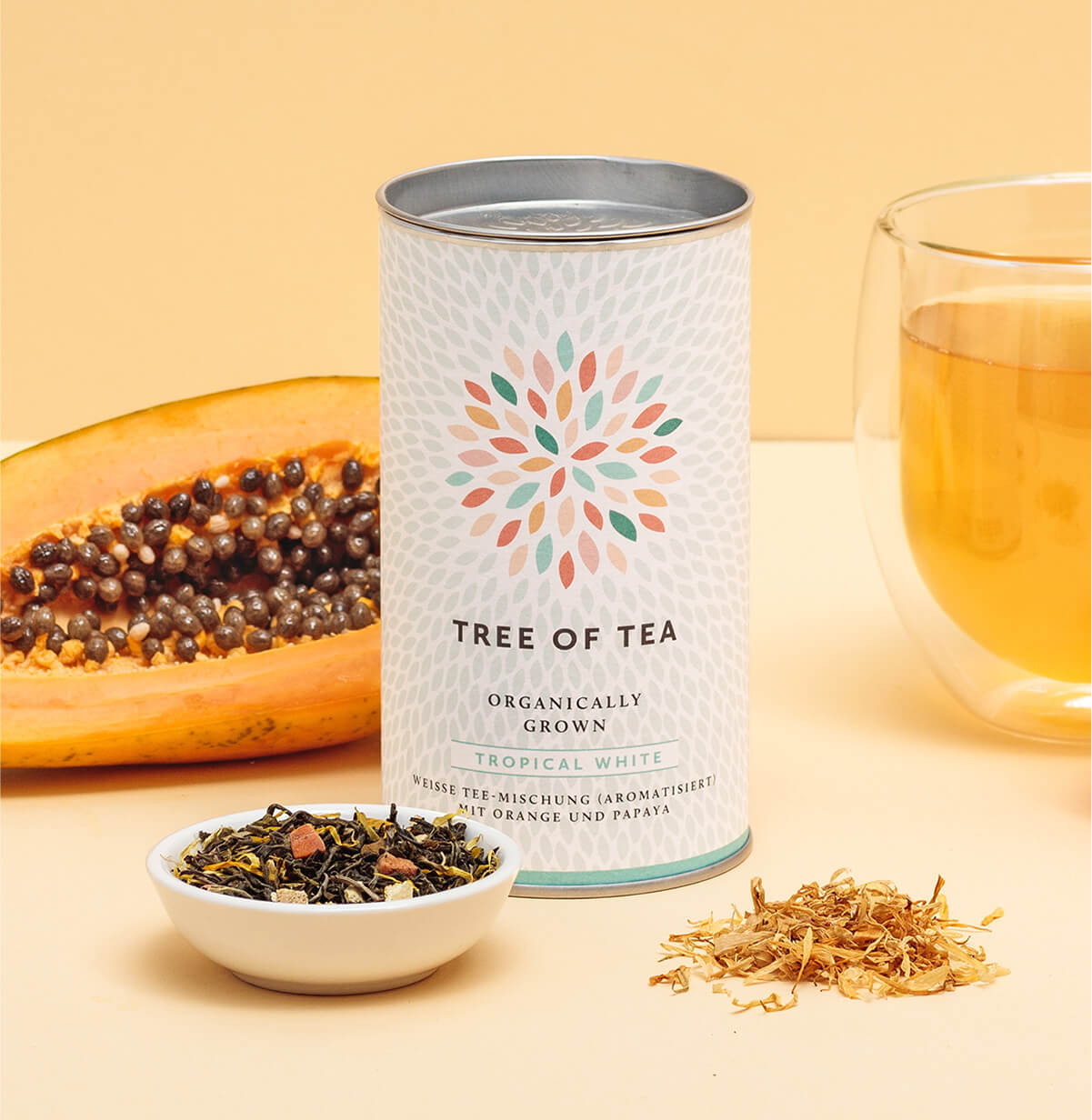 Tree of Tea Tropical White Weißer Tee mit Papaya und Orange daneben