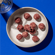 mymuesli Bio Blueberry Crunchy Bites Kugeln auf dem Teller