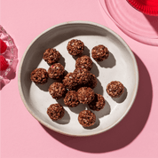 mymuesli Bio Raspberry Dark Choc Crunchy Bites Kugeln in der Schüssel