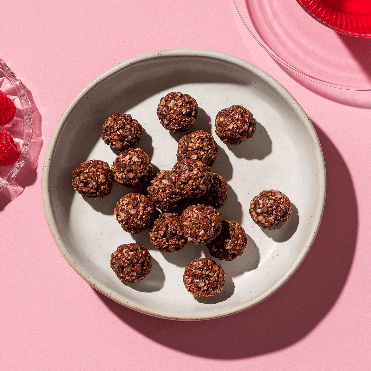 mymuesli Bio Raspberry Dark Choc Crunchy Bites Kugeln auf dem Teller