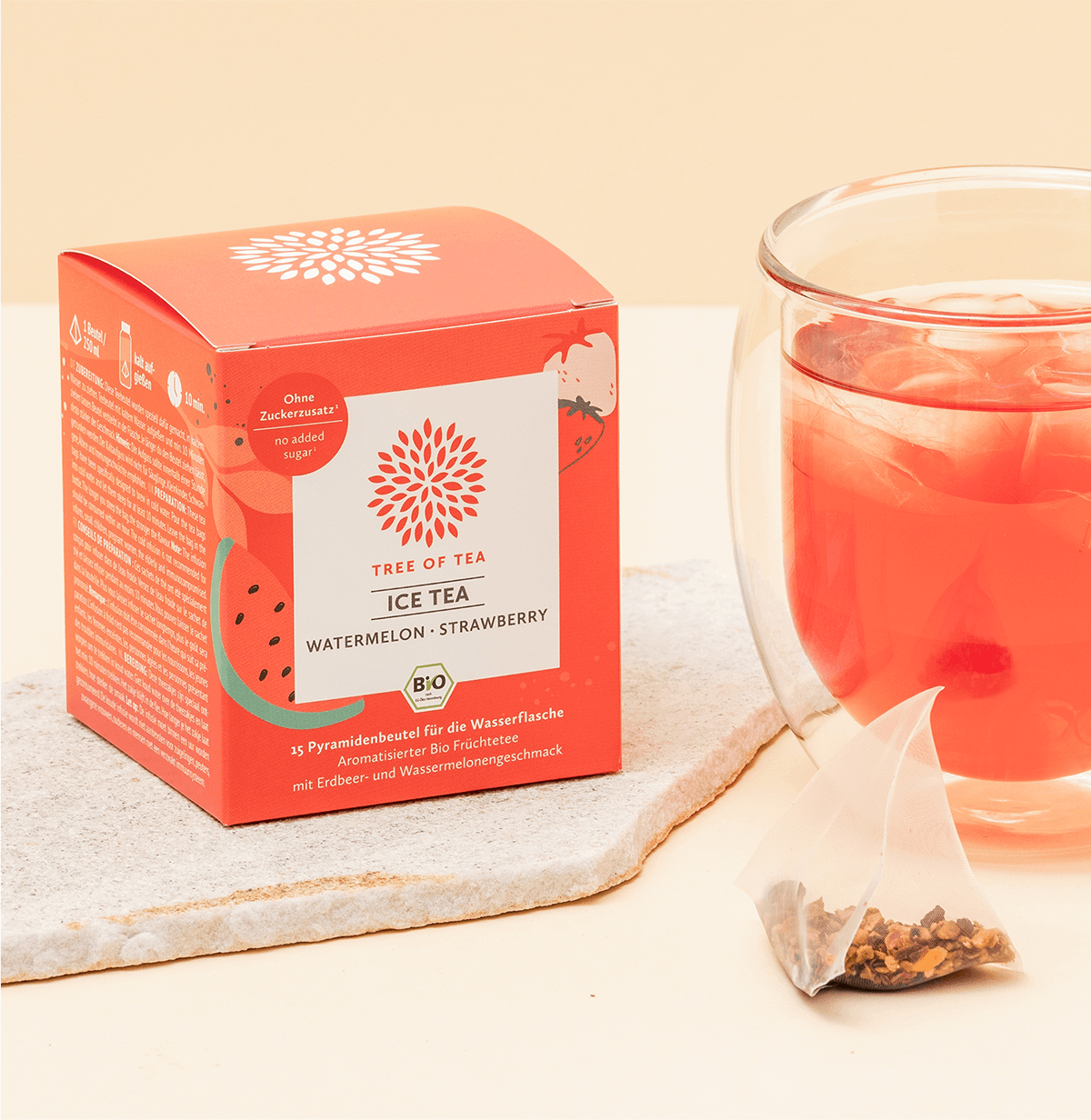 Tree of Tea Ice Tea Watermelon Strawberry mit einem Glas Tee daneben