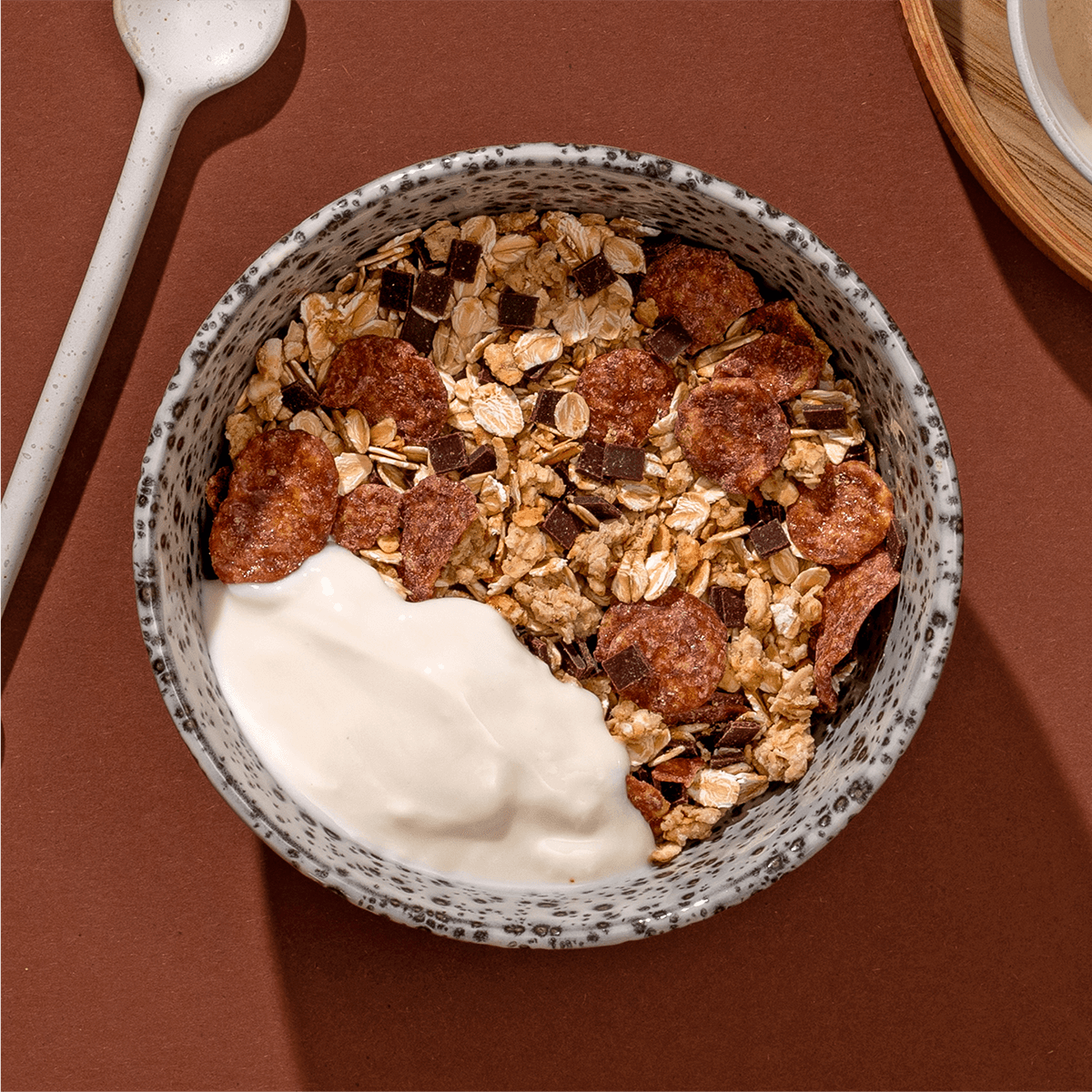 mymuesli Bio Low Sugar Choco Crunch in Schale mit Joghurt