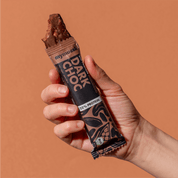 mymuesli Bio Protein Müsliriegel Dark Choc ausgepackt mit abgebissener Ecke.