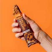mymuesli Bio Protein Müsliriegel Salted Caramel ausgepackt mit abgebissener Ecke.