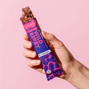 mymuesli Bio Protein Müsliriegel Wild Berry ausgepackt mit abgebissener Ecke.
