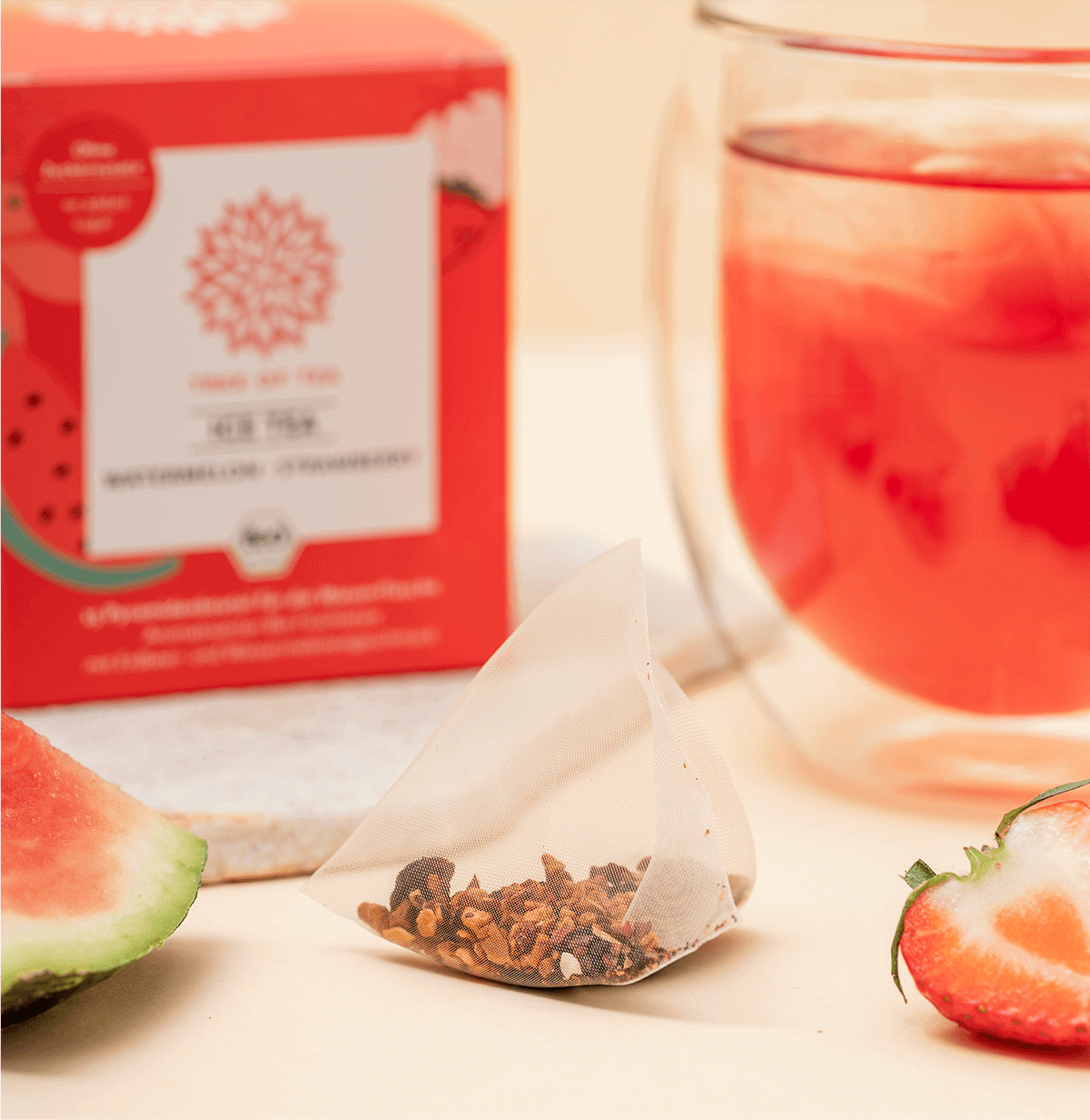Tree of Tea Ice Tea Watermelon Strawberry Beutel mit einem Glas Tee daneben