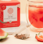 Tree of Tea Ice Tea Watermelon Strawberry Beutel mit einem Glas Tee daneben