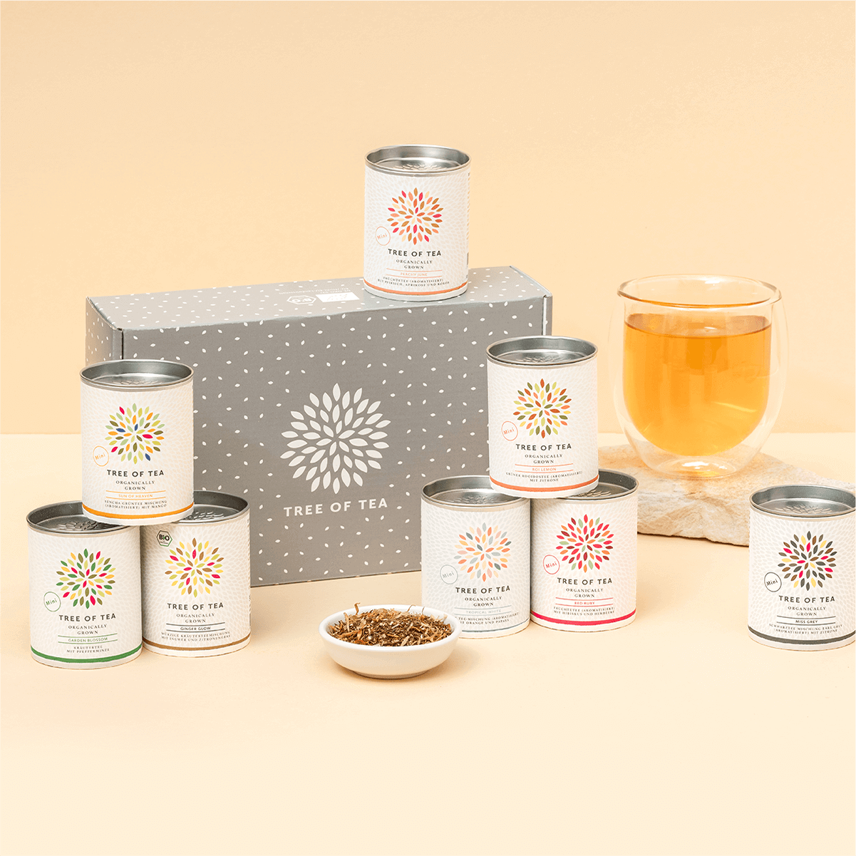 8er Tree of Tea Probierset und daneben ein Teeglas