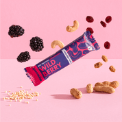 mymuesli Bio Protein Müsliriegel Wild Berry umgeben von frischen Maulbeeren, Cranberries, Knackige Reiscrispies, Cashewkerne und Mandeln
