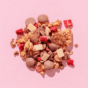 mymuesli Bio Strawberry Yoghurt Crunch mit Schoko Crunchy, Vollmilch Schokolade, Erdbeeren, Joghurtplättchen und Schoko Cornflakes
