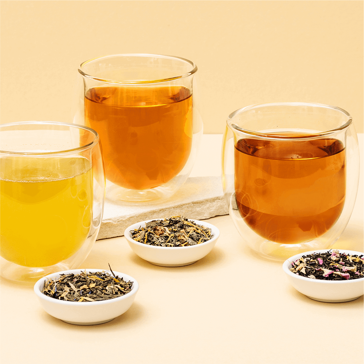 Drei gefüllte Teegläser