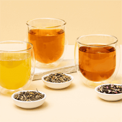 Drei gefüllte Teegläser