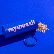 Gif: Eine liegende Vorratsdosen blau & rosa aus der Spaghetti, Kekse, Kaffeebohnen und Müsli kommt