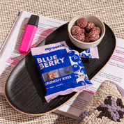 mymuesli Bio Blueberry Crunchy Bites Kugeln auf dem Teller mit Verpackung