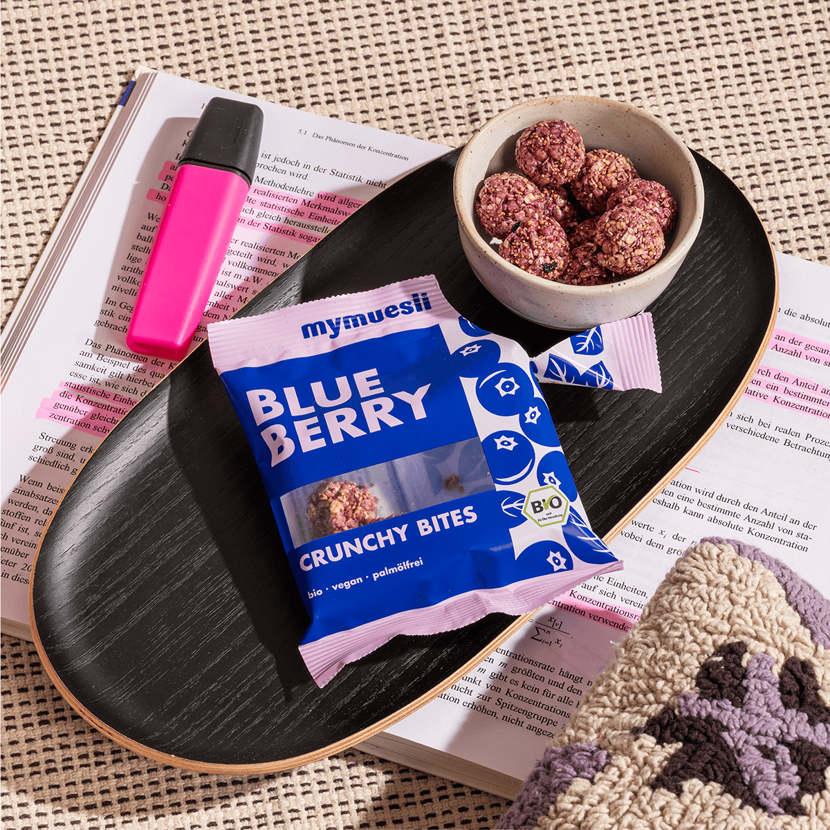 mymuesli Bio Crunchy Bites Blueberry Verpackung und Schüssel