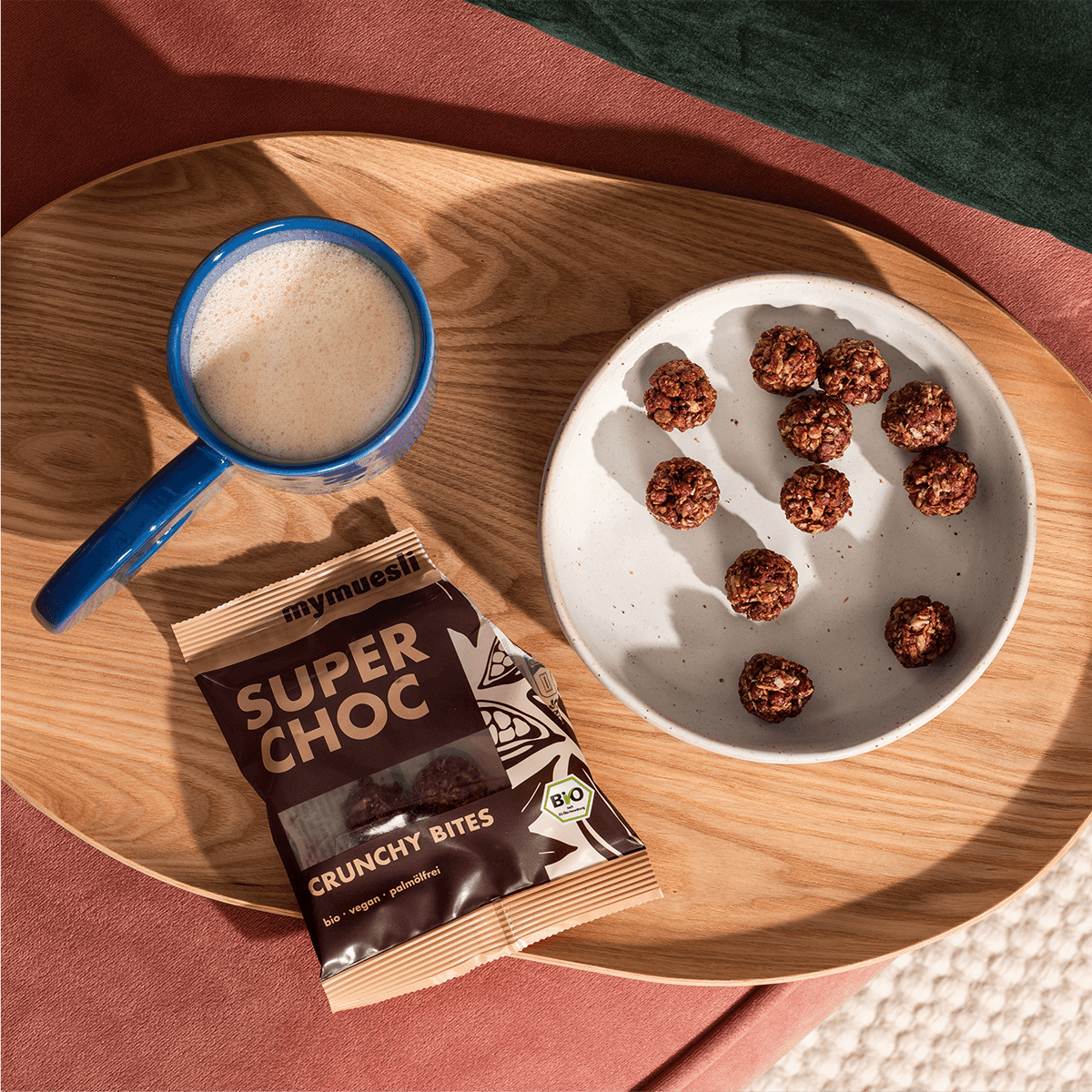 mymuesli Bio Crunchy Bites Super Choc Verpackung und auf dem Teller