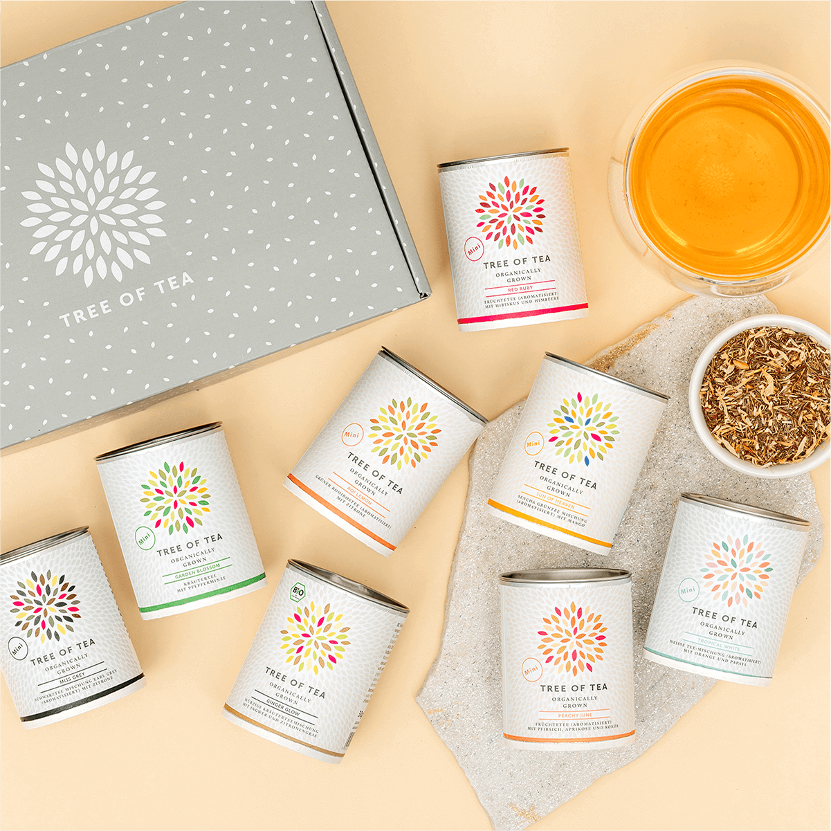 8er Tree of Tea Probierset und ein Teeglas daneben