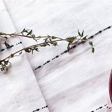 Ruby and Lime Eistee mit einer Limette daneben