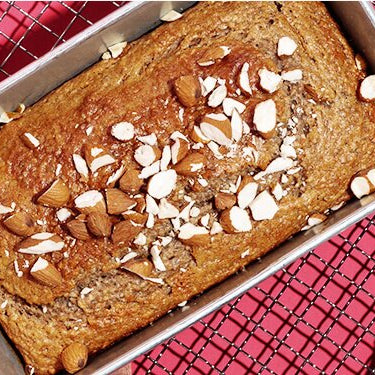 Chiasamen Bananenbrot in einer Springform mit einem Messer daneben