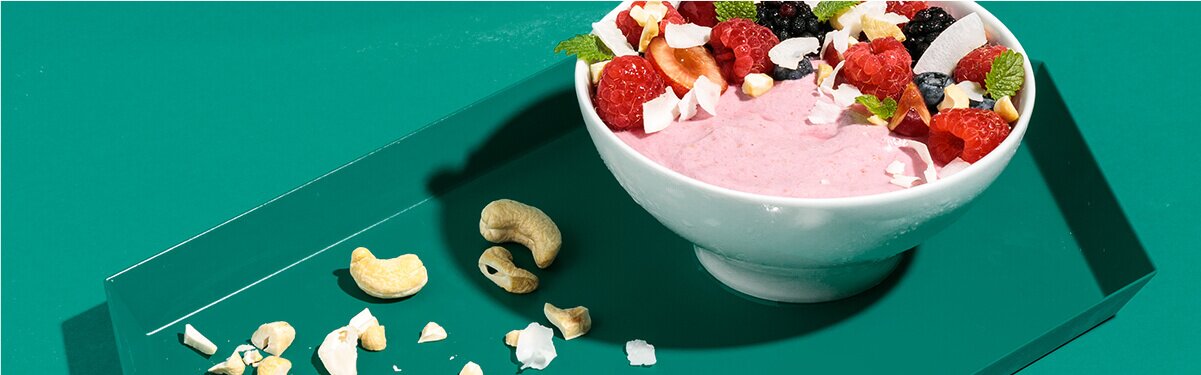 Himbeer Cashew Nicecream in einer Schüssel