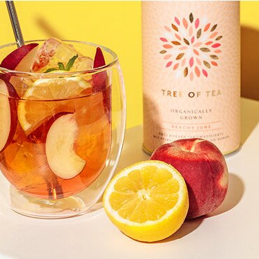 Peach Party mit Tee und Pfirsich daneben