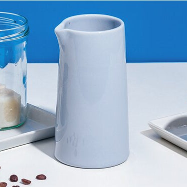 Eiskaffee mit nilk eiswürfeln