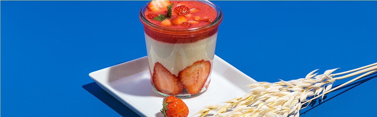 Grießbrei mit Erdbeertopping in einem Glas