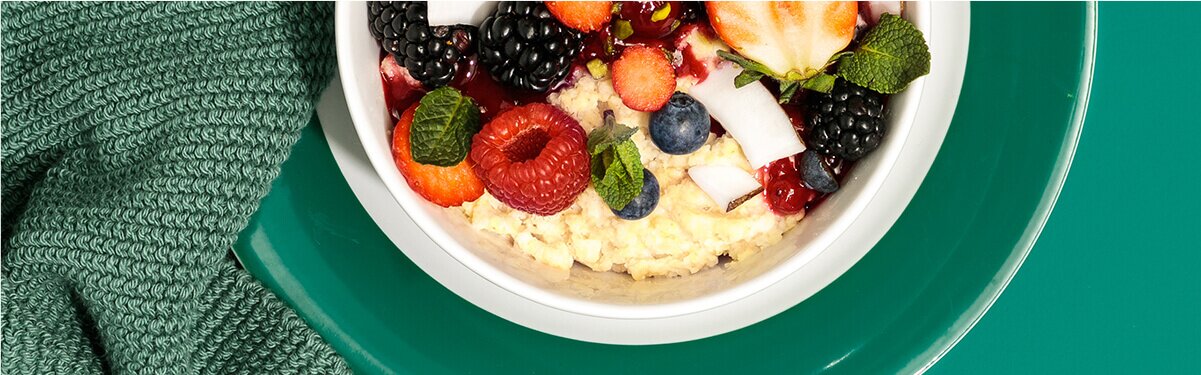 Hirsebrei mit frischen Beeren auf einem Teller