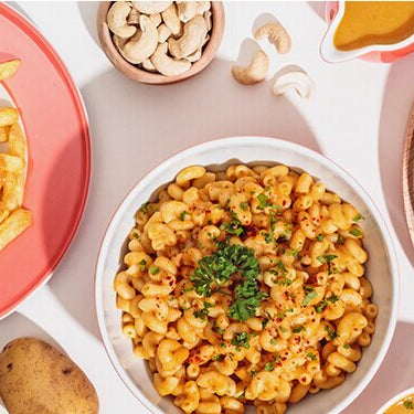 Vegane Käsesoße mit Snacks zum Dippen