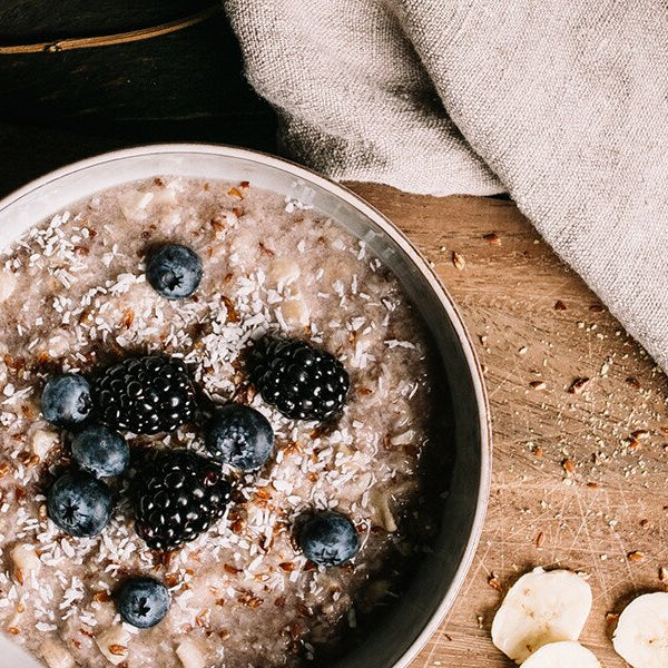Lower Carb-Porridge in einer Schüssel mit Beeren