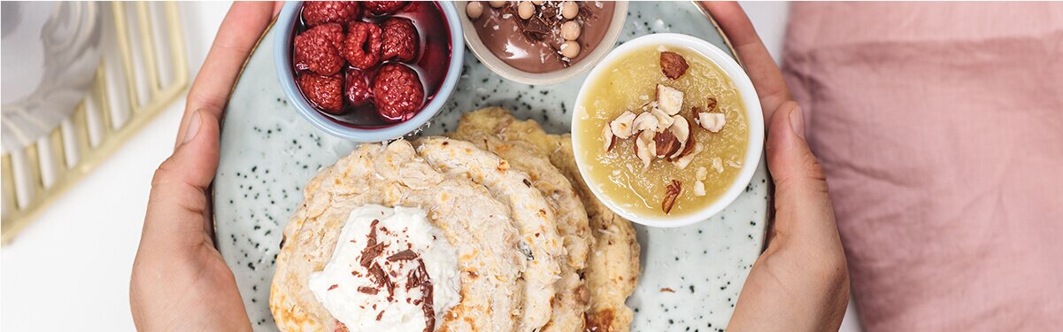 PROTEIN-PANCAKES MIT APFEL-MACADAMIA-ZIMT-GRANOLA