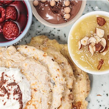 PROTEIN-PANCAKES MIT APFEL-MACADAMIA-ZIMT-GRANOLA