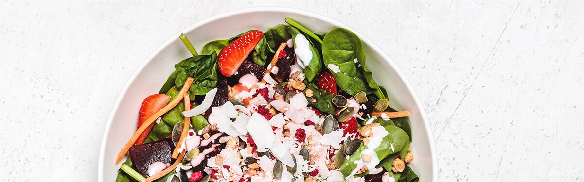 Blattspinat Salat mit Feta in einer Schüssel