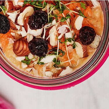 Carrot Cake Porridge in einer Schüssel mit einem goldenen Löffel daneben