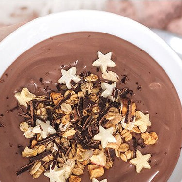 SELBSTGEMACHTER SCHOKOLADENPUDDING MIT CHRISTMAS-GRANOLA