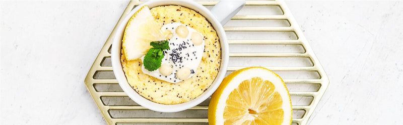 Lemon Coconut Tassenkuchen und eine Zitrone daneben