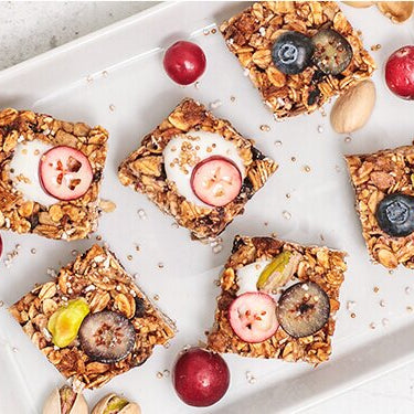 Beerige Granola Bars auf einem eckigen Teller