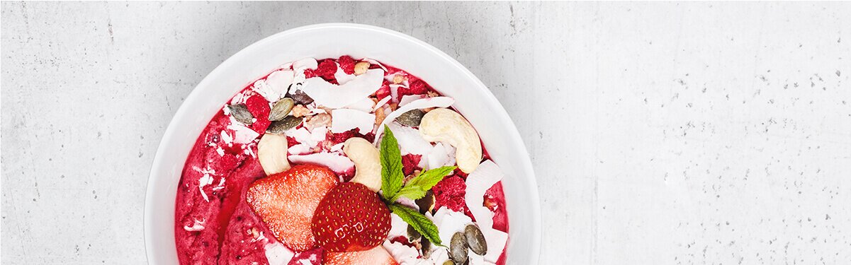 Pink Smoothie Bowl mit Erdbeeren und Kokosraspeln