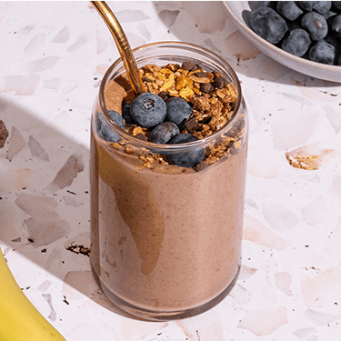 Schoko Protein Shake mit Bananen daneben