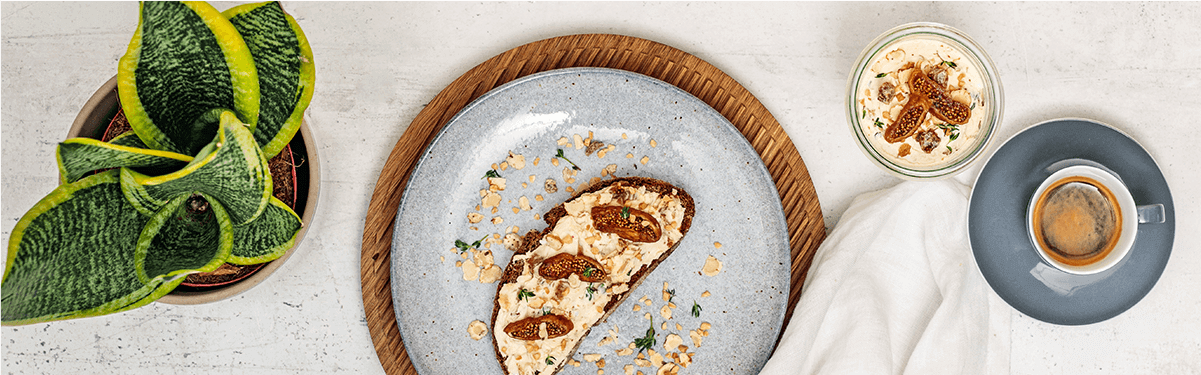 Veganer Feige Thymian Aufstrich auf einem Brot