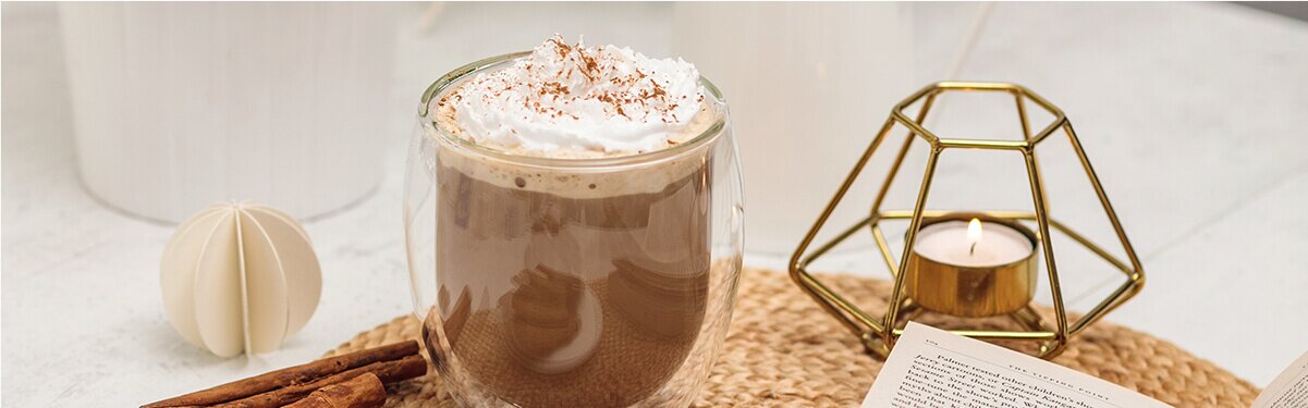 Gingerbread Latte mit einem Teelicht daneben