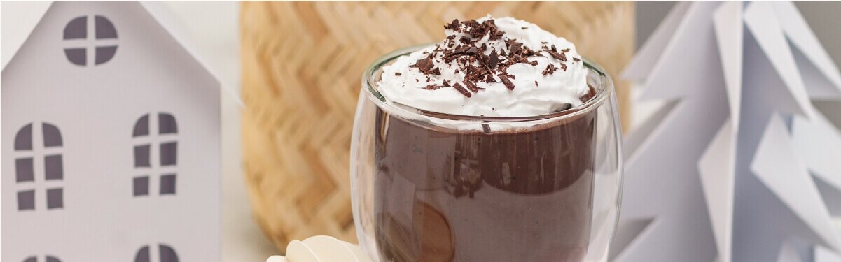 Hot Chocolate im Glas mit Sahne