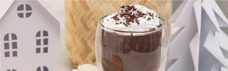 Hot Chocolate im Glas mit Sahne